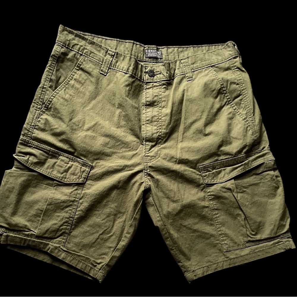 Signature Levi’s men’s cargo shorts olive green sz 36